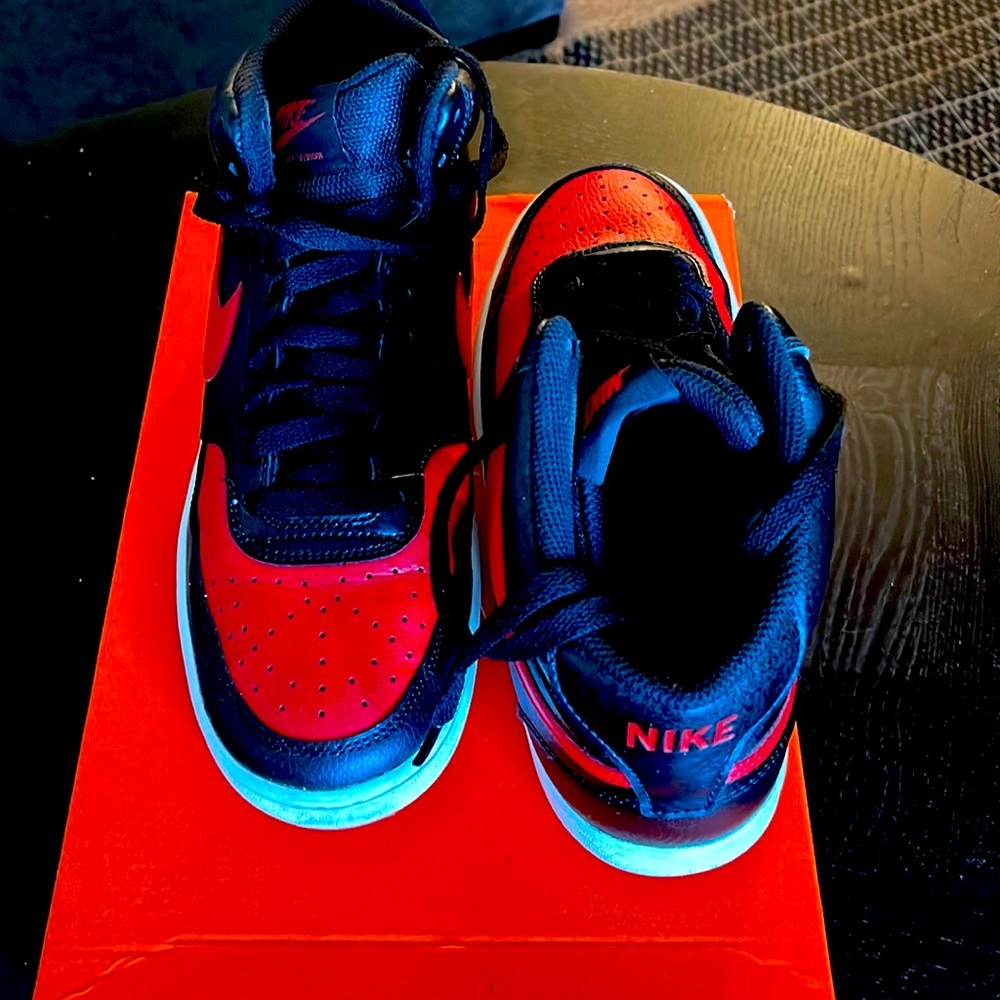 Selling a men’s Michael Jordan tennis shoes.